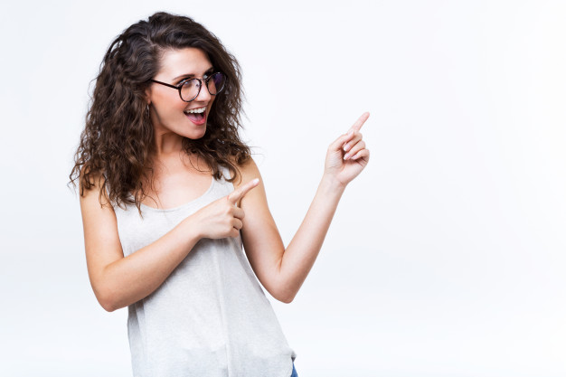 schoene junge frau die ueber weissem hintergrund zeigt und zeigt 1301 7232